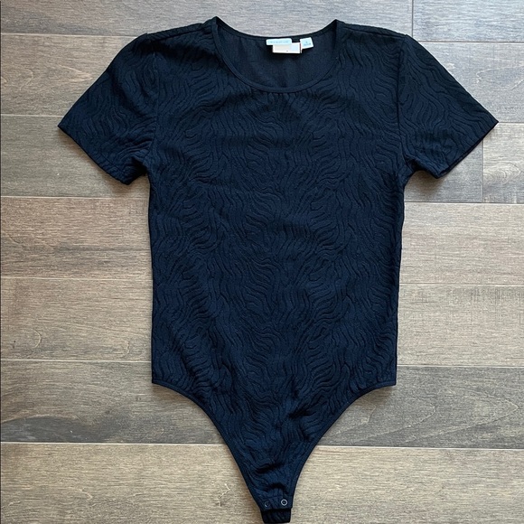 Aritzia Babaton Dark Navy Shapelace Textured Short Sleeve Bodysuit Top - Picture 3 of 7